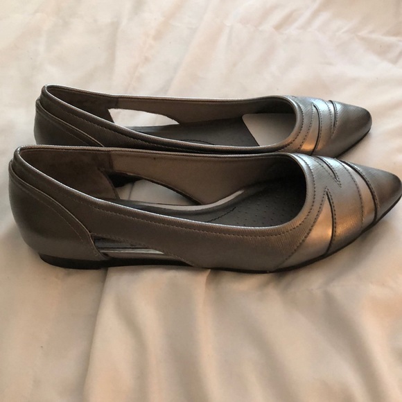 Never worn Life stride silver flats in Size 8 - Picture 2 of 4